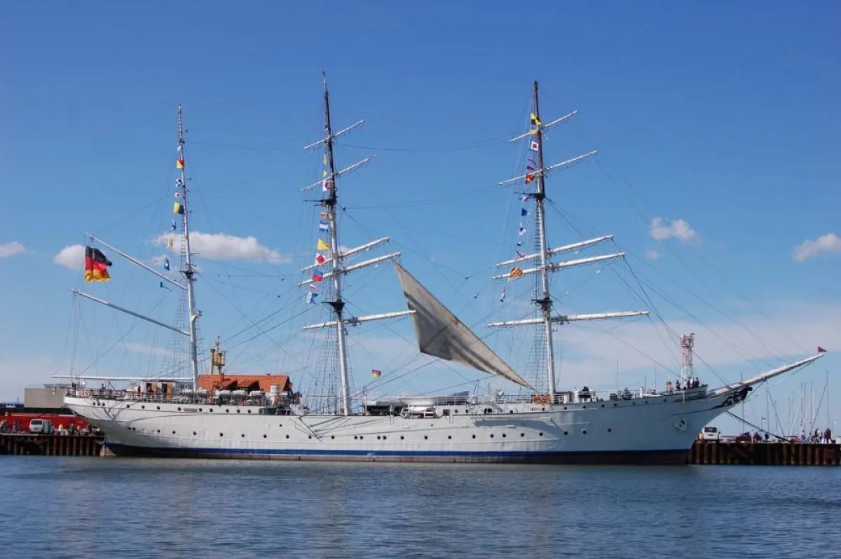 Segelschulschiff Gorch Fock (I) an der Ballastkiste in Stralsund