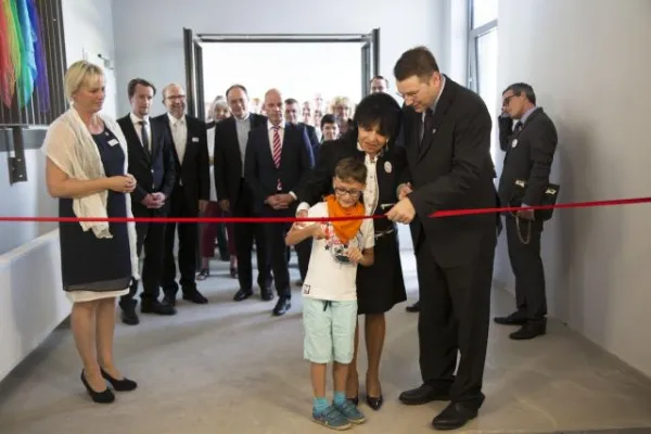 Regine Sixt Kinderhilfe Stiftung 'Tränchen Trocknen' unterstützt Evangelische Stiftung Michaelshof in Rostock Bild: Regine Sixt Kinderhilfe Stiftung 'Tränchen Trocknen' unterstützt Evangelische Stiftung Michaelshof in Rostock