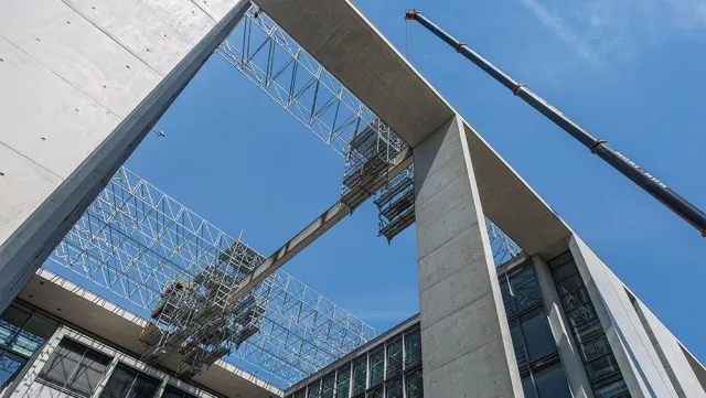 Bild: Fahrbares Hängegerüst für Berliner Bundestagsgebäude