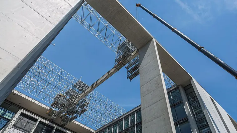 Bild: Fahrbares Hängegerüst für Berliner Bundestagsgebäude