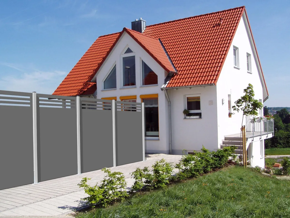 Der pflegeleichte Holuna-Sichtschutz »Atlanta« in Anthrazit sieht in jedem Garten flott aus