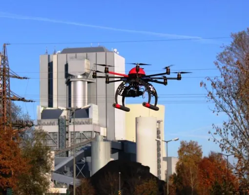 Bild: Windkraftanlagen im regelmäßigen Check - Kontrollflüge mit Flugrobotern, eine preisgünstige Alternative?