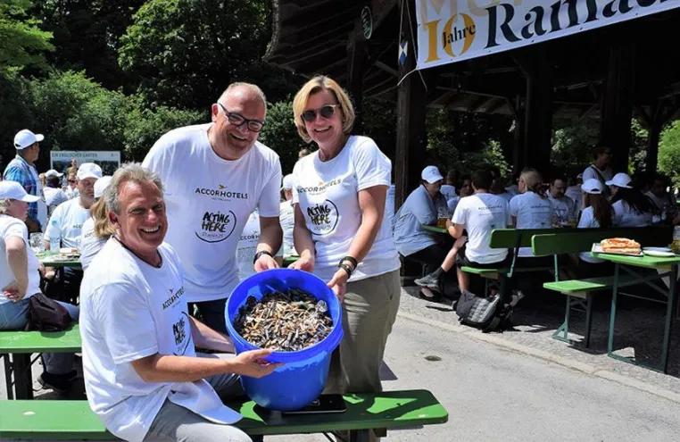 Bild: 10 Jahre RAMADAMA! Münchner AccorHotels und Hauptverwaltung machten Großputz im Englischen Garten