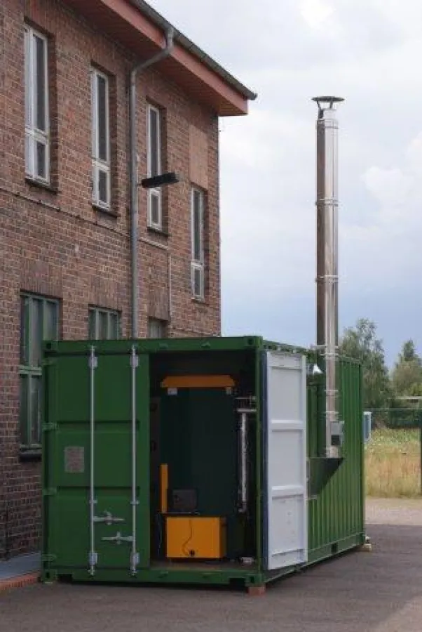 Dieser Biomasse-Heiz-Container versorgt eine Werkhalle im Chemie-Park Bitterfeld-Wolfen