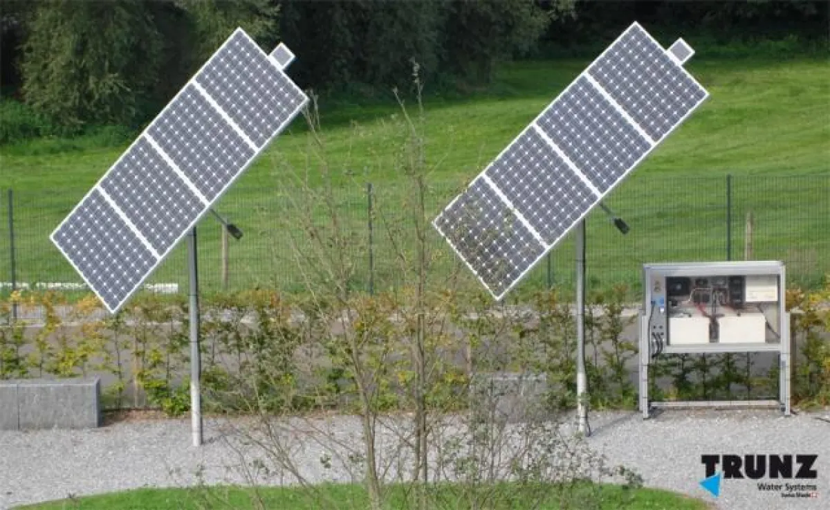 Zwei Solarmodule liefern Sonnenenergie. Mit der Anlage wird die Energie umgewandelt und wird für elektronische Geräte genutzt.
