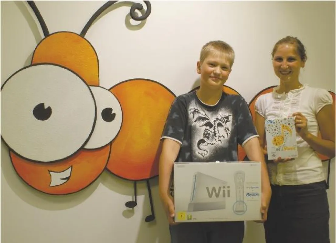Raupe Rolly gemeinsam mit Wettbewerbsgewinner und Raupen-Pate Benjamin Hänsch (12) sowie Vanessa Wiegard, der Leiterin des Kinderhörzentrums OWL (Foto: Kinderhörzentrum OWL)