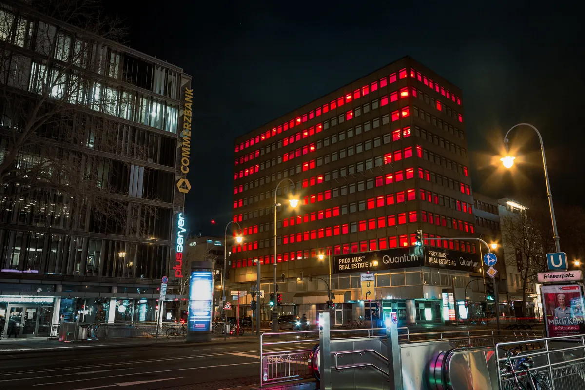 Nachtansicht vom illuminierten Gebäude am Kölner Hohenzollernring 62.
