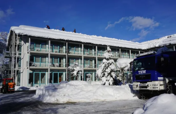 Bild: Schön Klinik räumt Dächer mit Hilfe des Technischen Hilfswerks