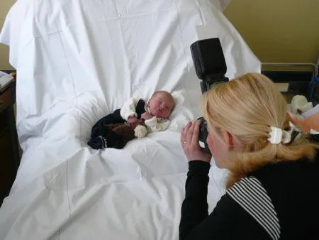 Bild: Neugeborene im Fokus - Hospitäler in Olpe und Lennestadt bieten professionelle Babyfotografie im Wochenbett