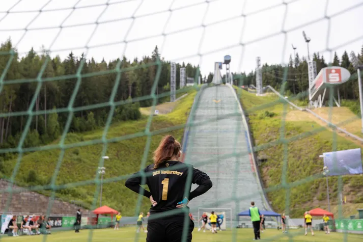 Bild: Das weltweit einzigartige Rasenhandballturnier im Auslauf der Sparkasse Vogtland Arena!