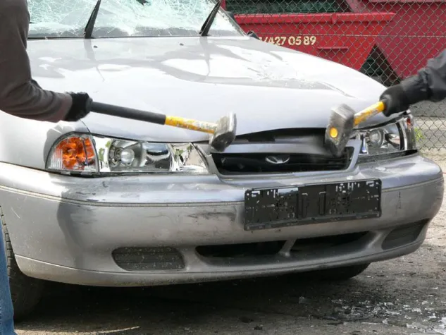 Bild: Adrenalinabbau mit Autozertruemmern.de - die Entsorgung Punkt DE GmbH macht es möglich