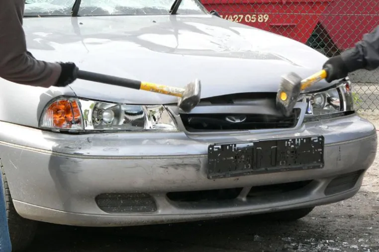 Adrenalinabbau mit Autozertruemmern.de - die Entsorgung Punkt DE GmbH macht es möglich Bild: Adrenalinabbau mit Autozertruemmern.de - die Entsorgung Punkt DE GmbH macht es möglich