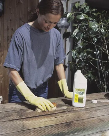 Bild: Frühlingsputz für Holz im Garten