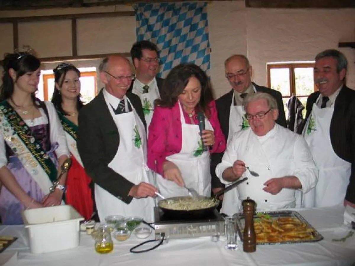 Die Landräte und Tourismusverbandsvorsitzender Bürgermeister Thomas Reimer haben sichtlichen Spaß bei der Kochvorführung mit Schirmherrin Uschi Dämmrich von Luttitz.