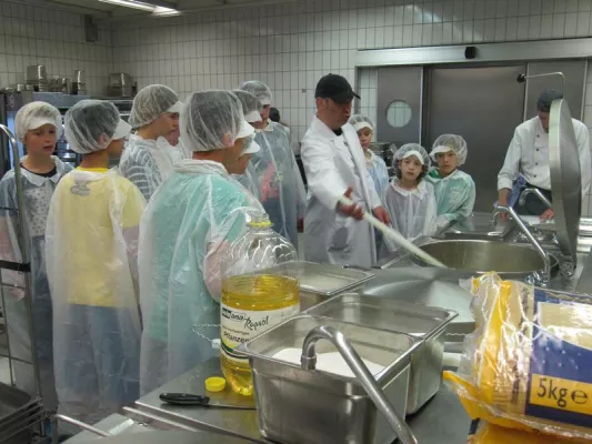Food Scouts des GiK besuchten Vulkanküche von L & D in Mendig Bild: Food Scouts des GiK besuchten Vulkanküche von L & D in Mendig