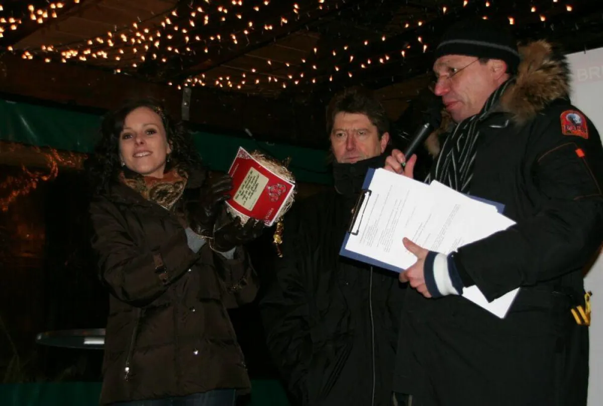 Weihnachtskugel-Auktion (v.l.): Nadine Thome (deutsche Glühweinkönigin), Bruno Sonnen (Paulinus-Chefredakteur) und Thomas Vatheuer (Moderator) führten durch die Auktion