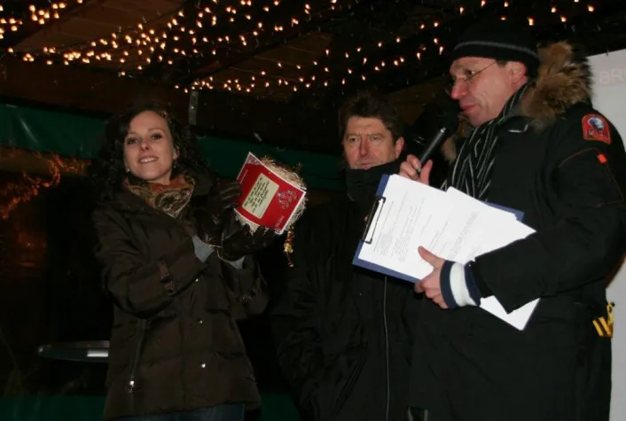 Bild: Prominente gestalten Weihnachtkugeln