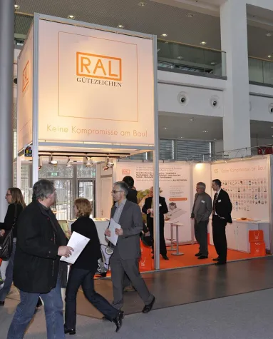 Bild: RAL Gütezeichen erfolgreich auf der BAU 2011 - Großes Interesse am Kennzeichnungssystem und den Gütezeichen