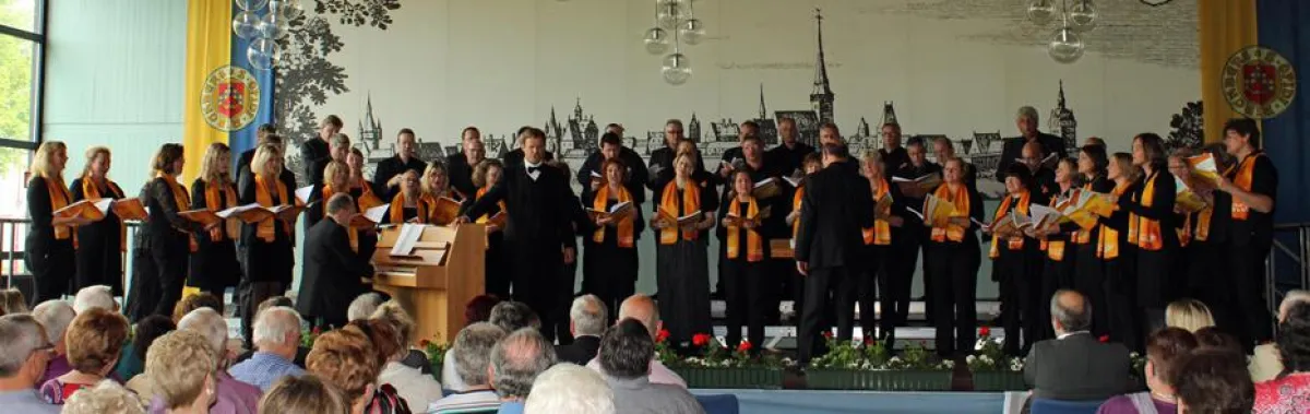Der SWR SonntagsChor mit Johannes Kalpers beim Frühjahrskonzert im Mai 2012. Foto: Corinna Simmerkuß