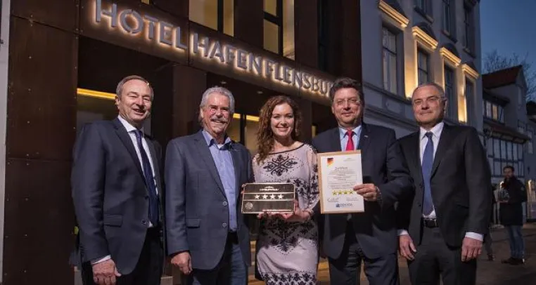 Hotel Hafen Flensburg nun offiziell mit vier Sternen Bild: Hotel Hafen Flensburg nun offiziell mit vier Sternen