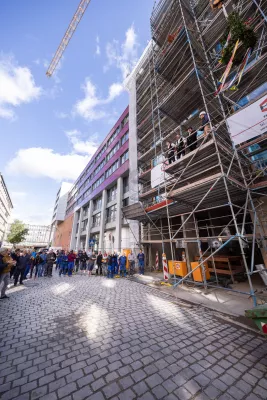 Bild: Richtfest für ein neues Hotel in der Frankenstraße
