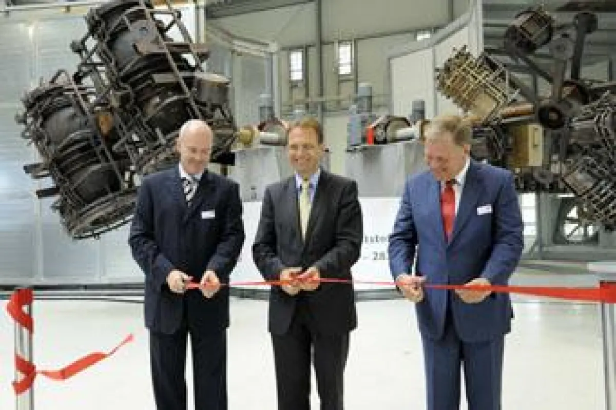 Andreas Krey, Ministerpräsident Althaus und Hans-Julius Ahlmann bei der Eröffnung des den neuen ACO Fertigungskomplexes
