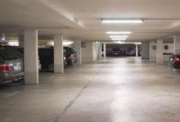 Bild: Enorme Lichtverbesserung und Energieeinsparung in Tiefgarage durch Umrüstung von Leuchtstoffröhren auf