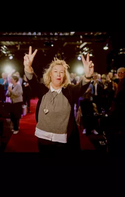 Bild: Ute Wulfert bringt Redner Award nach Datteln