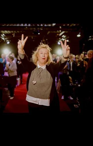 Bild: Ute Wulfert bringt Redner Award nach Datteln