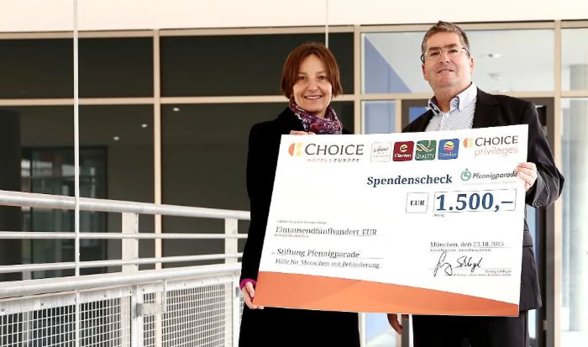 Konstanze Riedmüller und Georg Schlegel bei der Spendenübergabe