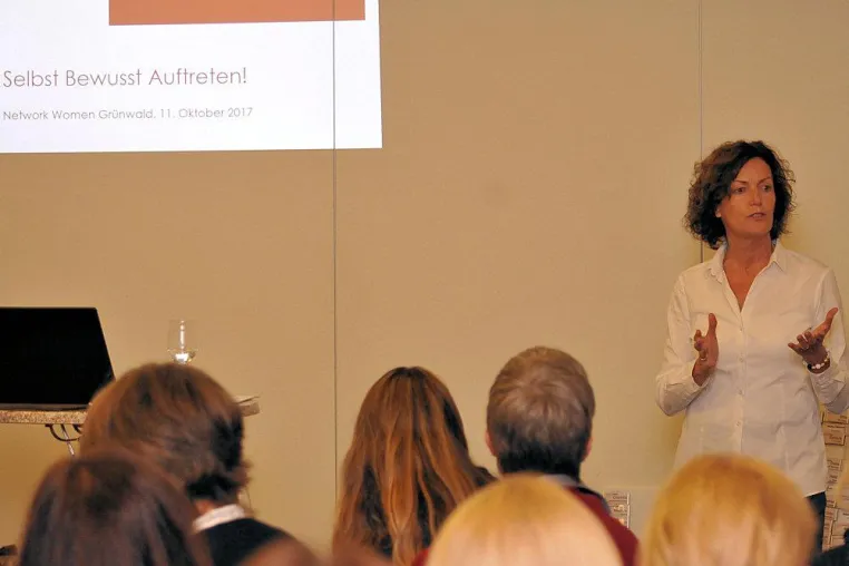 Bild: Schauspielerin Katharina Meinecke thematisierte „Selbst Bewusst Auftreten" bei Network Women Grünwald e.V.