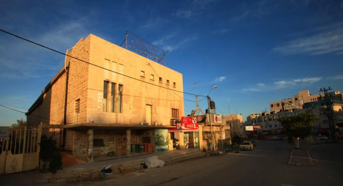 Bis zum Frühsommer 2010 entsteht auf dem Gebäude des Cinema Jenin eine PV-Anlage zur Eigenversorgung des Kinos mit Elektroenergie. Foto:www.cinemajenin.org