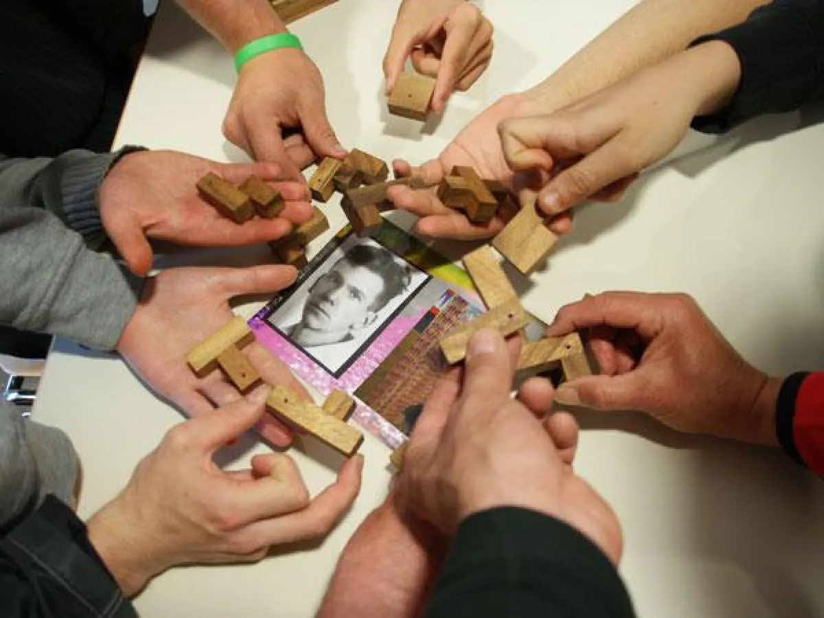 Im Gepäck hatte jeder Teilnehmer ein Bild von einem jungen Mann, der in Grafeneck ermordet wurde.