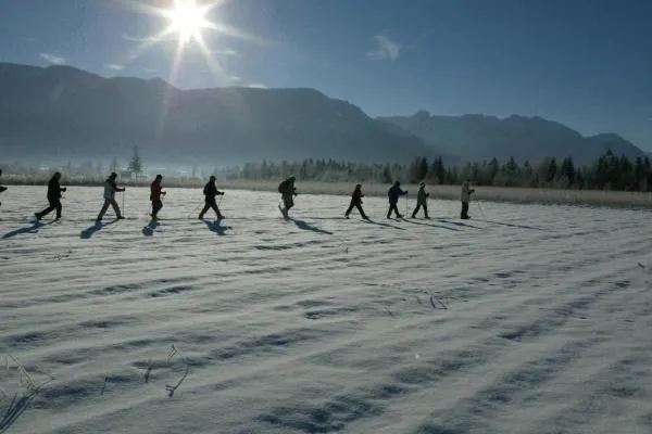 Bild: Auf Schneeschuhen durch die weiße Moorlandschaft, danach zur Zimt-Massage