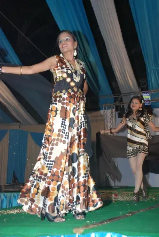 Bild: Jugendliche feiern ihren Berufsabschluss