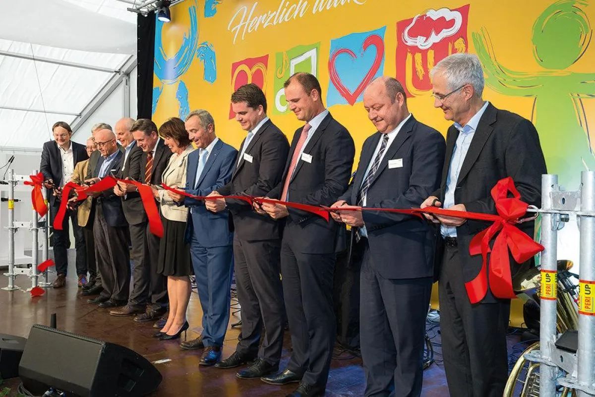 Das Zerschneiden des roten Bandes symbolisierte die offizielle Werkseröffnung.