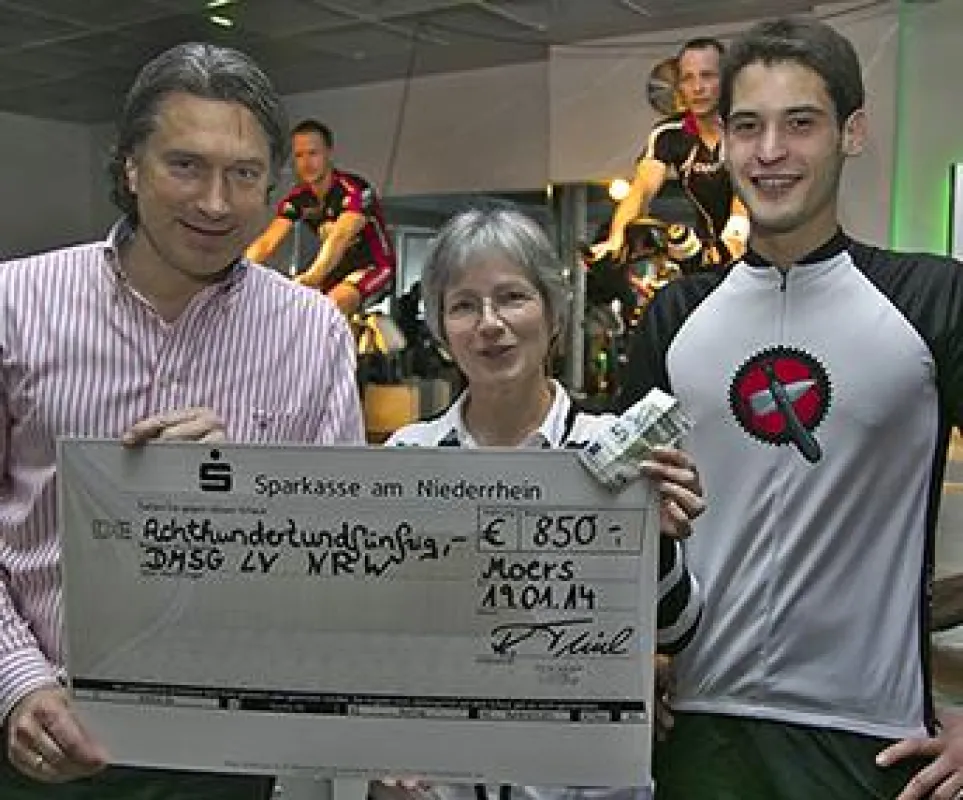 Rigo Thiel (l.) und Rouven Mersni übergaben die Spende an Dagmar Hinz von der DMSG. Foto: H. Bernert