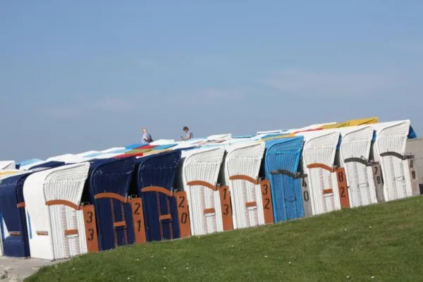 Bild: Originale mit „Nordseepatina“ - gebrauchte Strandkörbe werden im Nordseebad Carolinensiel-Harlesiel versteigert