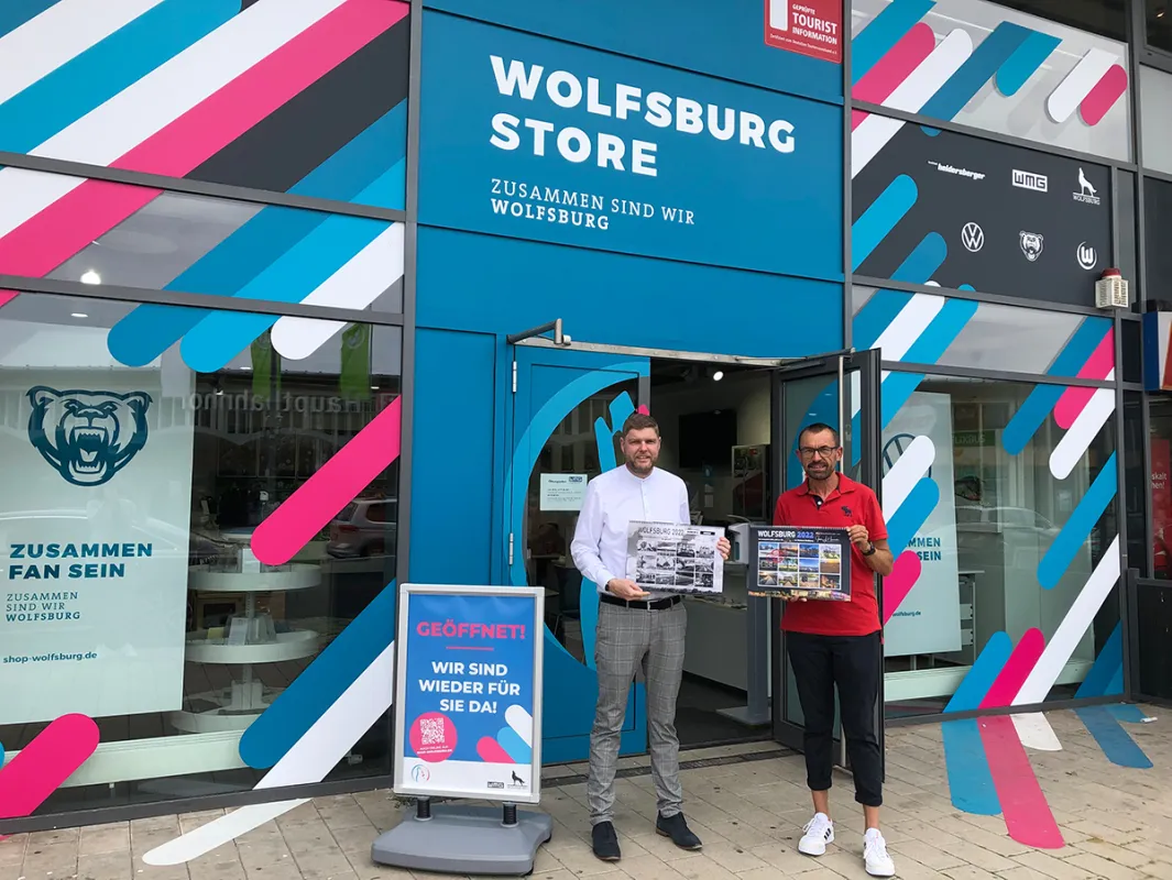 Christoph Kaufmann und Jens L. Heinrich präsentieren den Wolfsburger Benefizkalender 2022 (© WMG Wolfsburg)