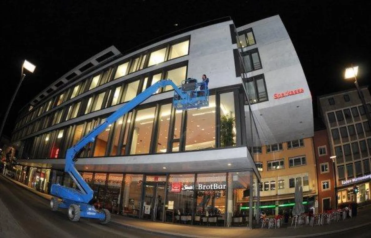 : Sechs Mitarbeiter der Ulmer Gebäudereinigungsfirma Barz säuberten in der Nacht zum Dienstag die Fensterscheiben der Sparkasse in