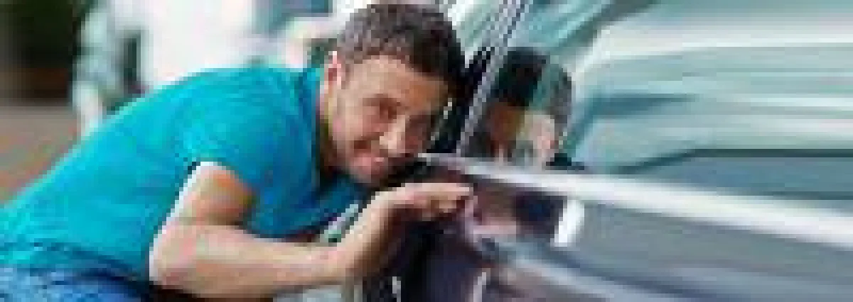 Kfz-Experten beraten Kunden beim Autokauf