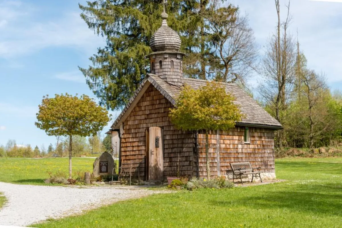 Zur Ruhe einladend und voller Geschichte steht die Kapelle der GutsAlm auf dem Harlachberg.