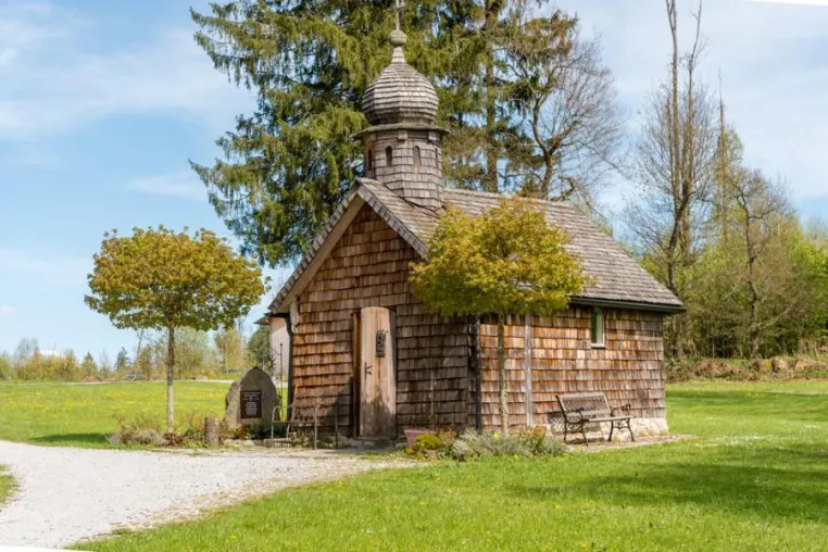 Bild: Stressabbau und innere Einkehr in der geschichtsträchtigen Kapelle der GutsAlm Harlachberg