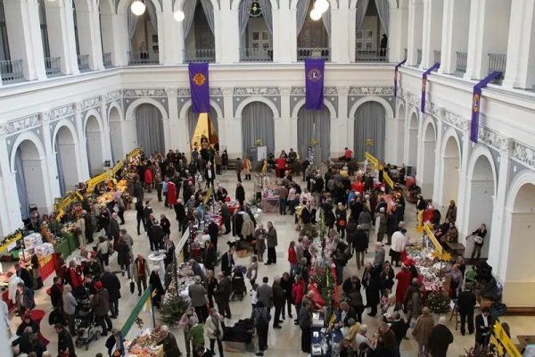 Bild: Der größte Benefiz-Weihnachtsmarkt in Hamburg: 2012 mit Lesungen