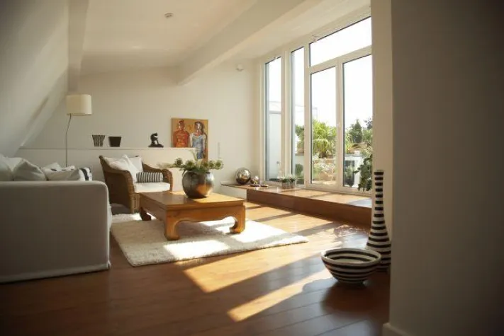 Bild: Parkettfußböden einer historischen Villa erhalten mit Sikkens ihre alte Wertigkeit