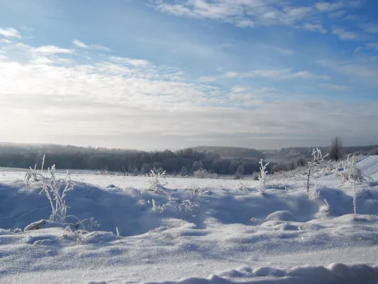 Bild: In Polens Masuren genießen Winterurlauber Eissegeln, Schlittenfahrten und Kaminabende