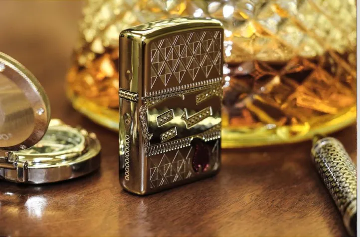 Bild: DIE MARKE ZIPPO LEUCHTET AUCH NACH 85 JAHREN NOCH HELL