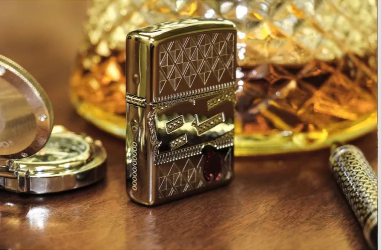Bild: DIE MARKE ZIPPO LEUCHTET AUCH NACH 85 JAHREN NOCH HELL