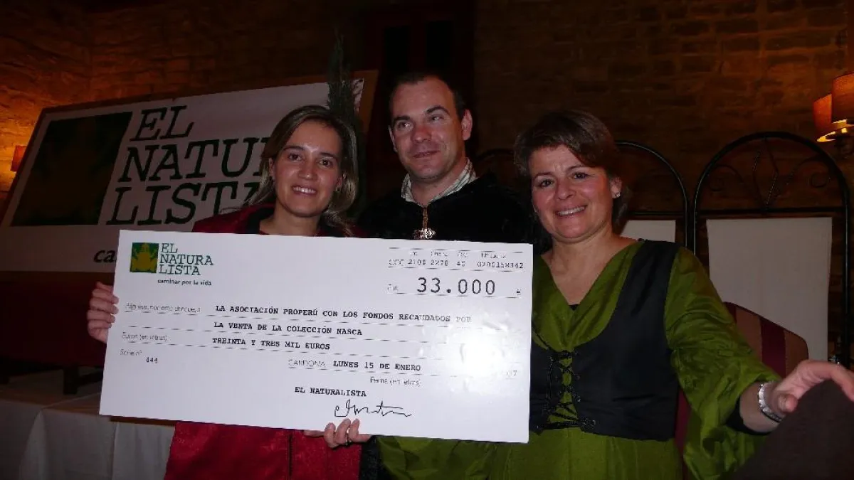 Pablo de la Peña bei der Übergabe des Schecks an die Gründerin der NGO ProPerú Laura Arribas