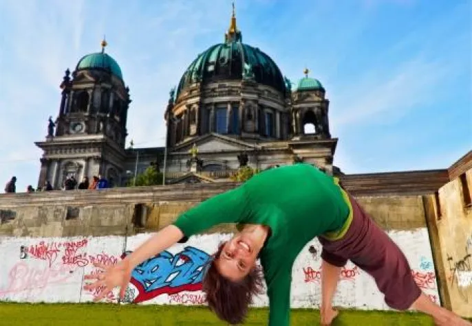 Bild: Berliner Sonnengruß: Städtetrip mit Yogaworkshop
